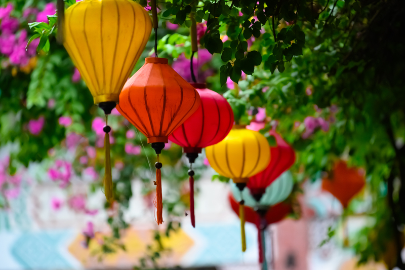 La tradition des lanternes date du 16ème siècle lorsque Hoi An était un port marchand très actif. Les japonais qui faisaient escale avaient pour habitude d’accrocher des lanternes sur leur porte. Les habitants de la ville ont repris cette habitude qui apporte selon la légende de la chance dans les maisons. Durant ces journées qui célèbrent la pleine lune, les lumières de la ville sont éteintes et seules les lanternes brillent dans la nuit. Des centaines de lanternes sont alors déposées sur l’eau et les spectateurs peuvent les admirer flotter tout au long de la nuit. Il est possible de les admirer flotter de plus près en montant dans une barque qui promène les spectateurs entre les lanternes.